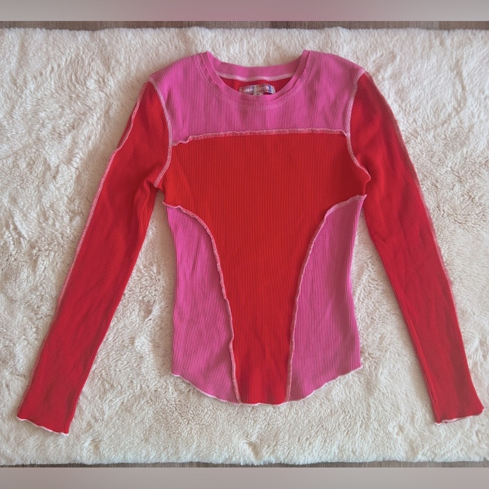 This NWOT Urban Outfitters thermal material shirt. In size Medium. 👚
